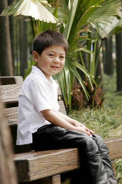 Niño Sentado Banco Sonriendo — Foto de Stock