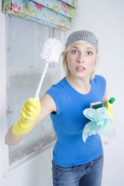 Mulher Com Luvas Borracha Segurando Equipamento Limpeza — Fotografia de Stock