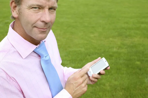 Zakenman Lacht Naar Camera Terwijl Hij Pda Vasthoudt — Stockfoto