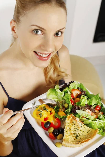 Mulher Segurando Prato Quiche Com Salada Jardim Ervas Frescas Sorrindo — Fotografia de Stock