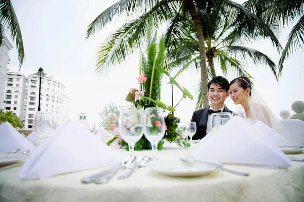Braut Und Bräutigam Beim Hochzeitsempfang — Stockfoto