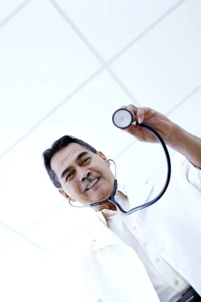 Médico Segurando Estetoscópio — Fotografia de Stock