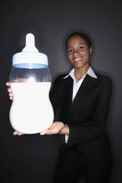 Empresária Posando Com Garrafa Leite Gigante — Fotografia de Stock