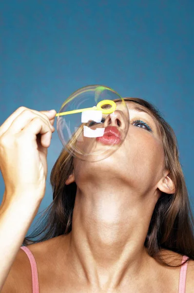 Mujer Soplando Una Burbuja — Foto de Stock