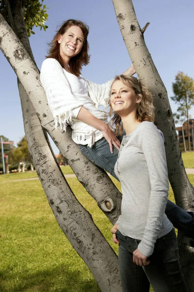 Dos Adolescentes Sonriendo Felizmente Delante Cámara —  Fotos de Stock