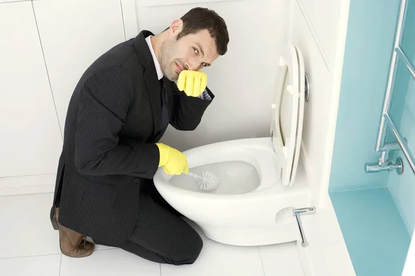 Geschäftsmann Putzt Toilettenschüssel Zieht Gesicht — Stockfoto