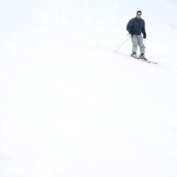 Skieur Masculin Sur Skis — Photo