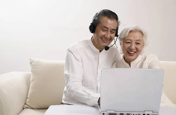 Oudere Paar Delen Van Een Laptop — Stockfoto