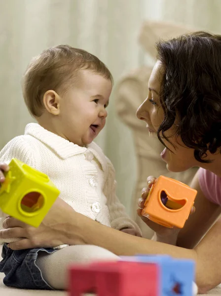 Mãe Brincando Com Bebê Menina — Fotografia de Stock