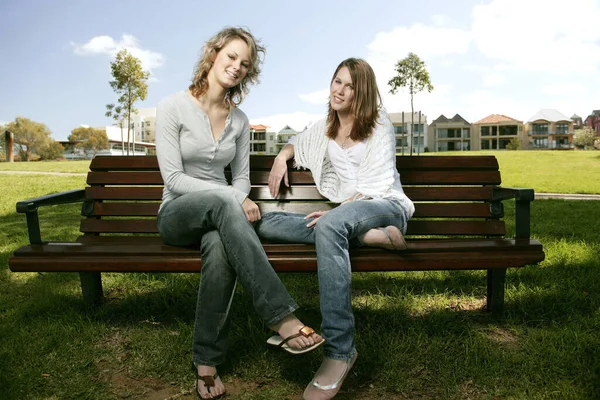 Dos Chicas Caucásicas Adolescentes Relajándose Chit Charlando Banco —  Fotos de Stock