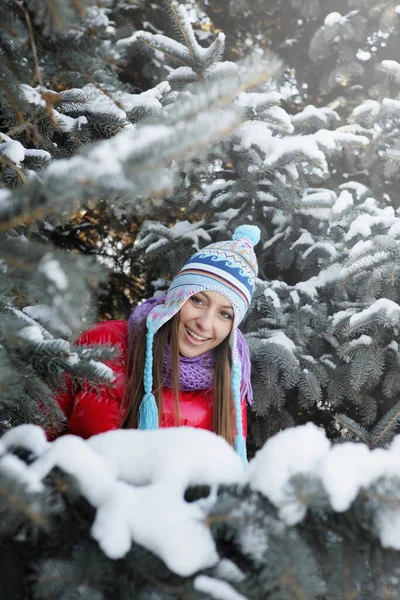 Mulher Roupas Quentes Entre Árvores Cobertas Neve — Fotografia de Stock