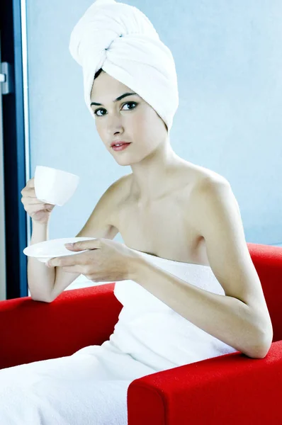 Mujer Toalla Bebiendo Una Taza Café —  Fotos de Stock