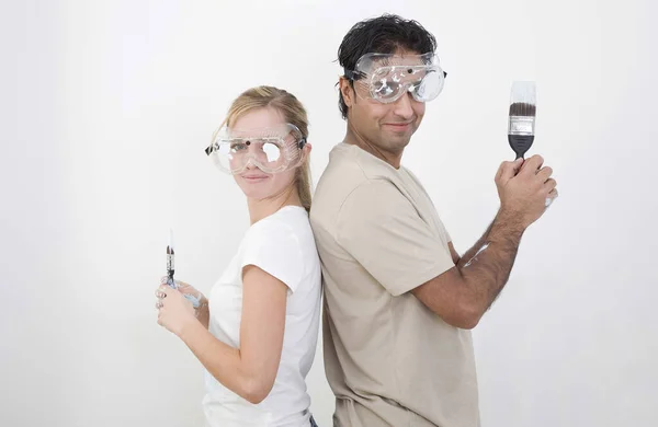 Couple Avec Lunettes Protection Pinceau Posant Pour Caméra — Photo