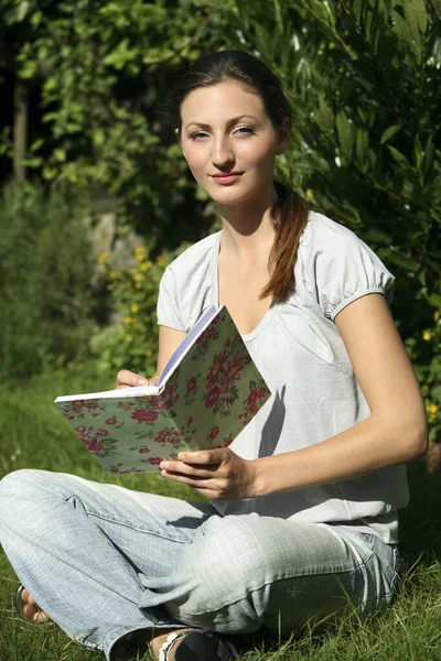 Mujer Escribiendo Diario —  Fotos de Stock