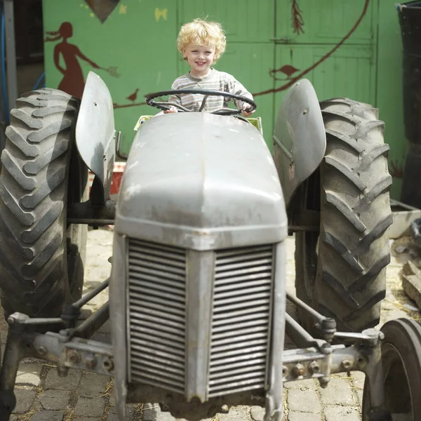 Niño Sentado Tractor —  Fotos de Stock