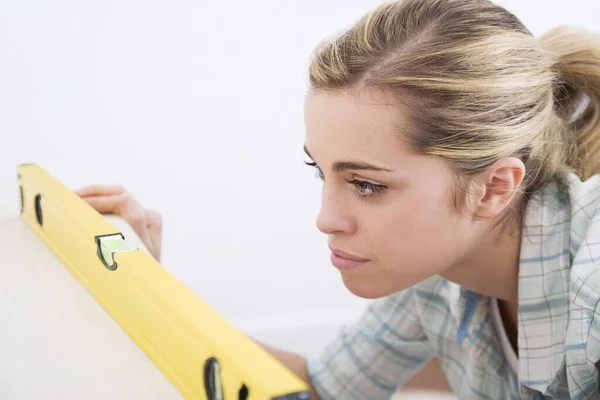 Woman Using Spirit Level — Stock Photo, Image