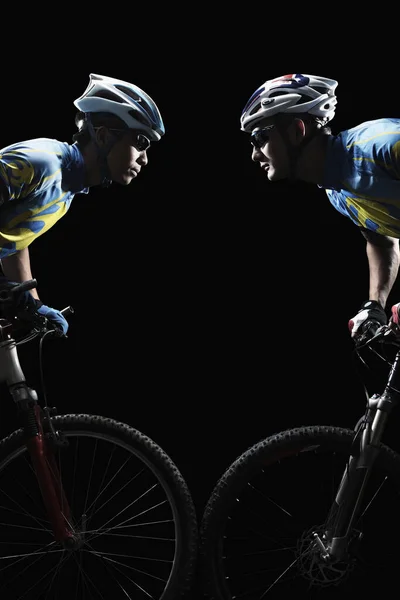 Dos Ciclistas Masculinos Cara Cara — Foto de Stock