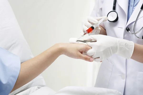 Médica Administrar Uma Injecção Doente — Fotografia de Stock