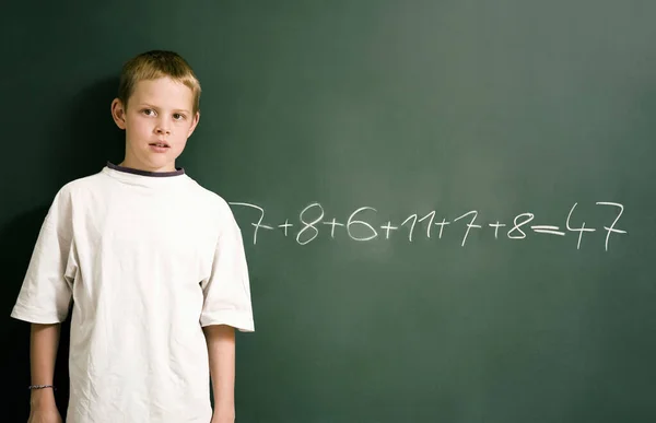 数学的解の前に立つ少年 — ストック写真
