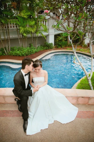 Sposo Sposo Seduti Sul Bordo Della Sposa Sopra Piscina — Foto Stock