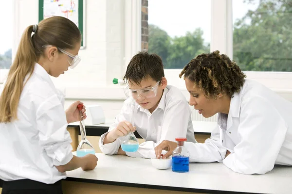 Woman Assisting Boy Girl Science Experiment — Stockfoto