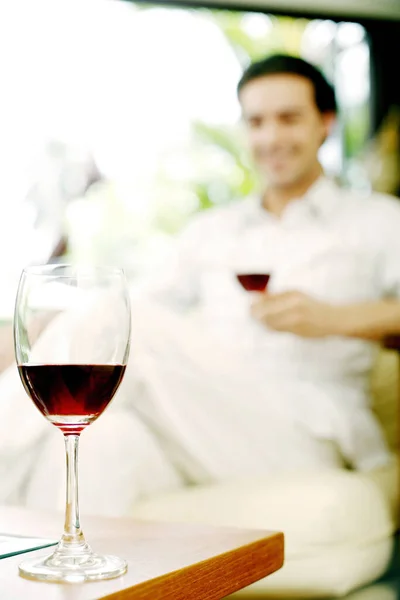Mann Genießt Ein Glas Rotwein — Stockfoto