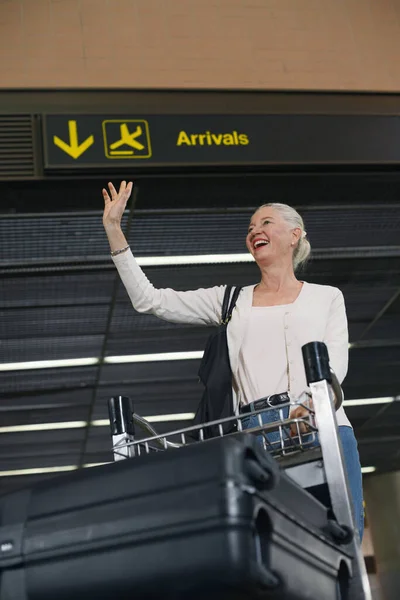 Vrouw Duwen Bagage Kar Luchthaven — Stockfoto