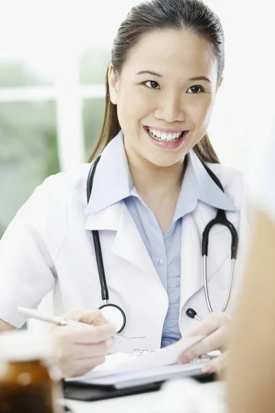 Medico Femminile Che Scrive Mentre Parla Con Sua Paziente — Foto Stock