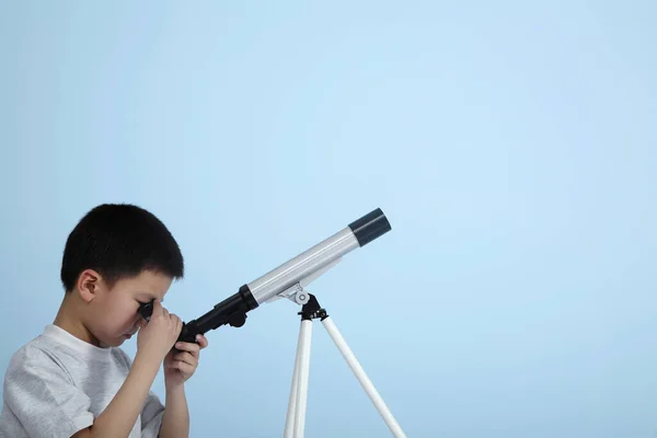 Мальчик Смотрит Телескоп — стоковое фото