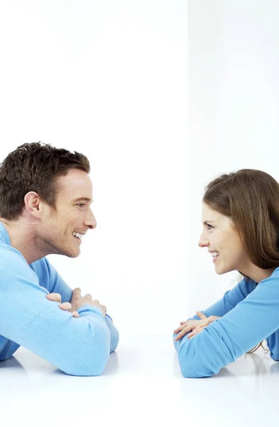 Casal Sorrindo Enquanto Olham Para Outro — Fotografia de Stock