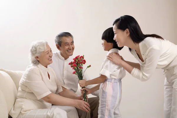 Garçon Donnant Bouquet Fleurs Une Femme Âgée Femme Homme Âgé — Photo