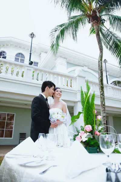 Braut Und Bräutigam Beim Hochzeitsempfang — Stockfoto