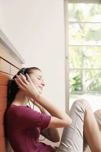 Vrouw Luisteren Naar Muziek Hoofdtelefoon — Stockfoto