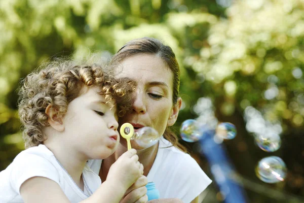 Mor Och Dotter Blåser Såpbubblor Tillsammans — Stockfoto