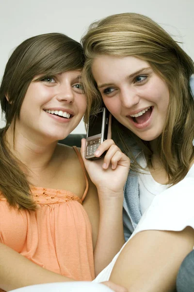 Chicas Escuchando Teléfono Celular — Foto de Stock