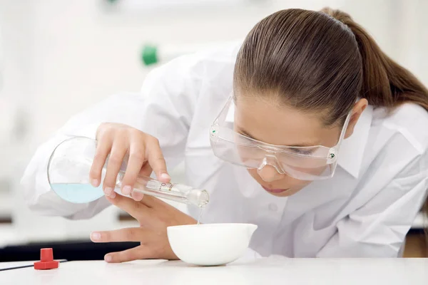 Girl Carrying Out Science Experiment — Stock Photo, Image