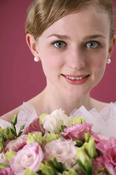 Donna Con Mazzo Fiori — Foto Stock