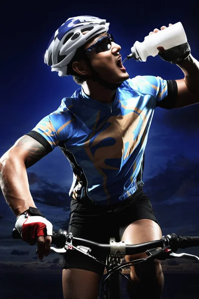 Hombre Ciclista Beber Agua Mientras Monta Bicicleta — Foto de Stock