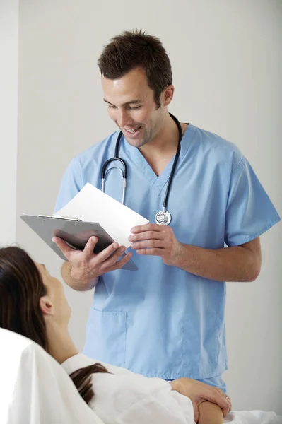 Médico Sexo Masculino Tratando Paciente — Fotografia de Stock