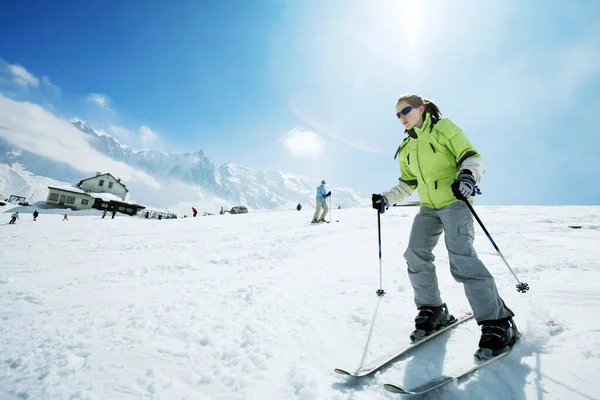 Лыжница Снежном Склоне — стоковое фото