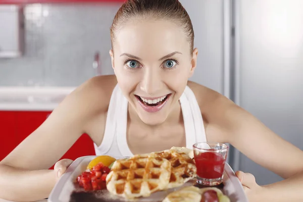 Mulher Segurando Prato Pilhas Waffle Levemente Manteiga Com Morangos Frescos — Fotografia de Stock