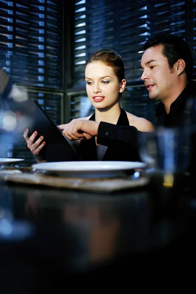 餐厅里的夫妇阅读菜单 — 图库照片
