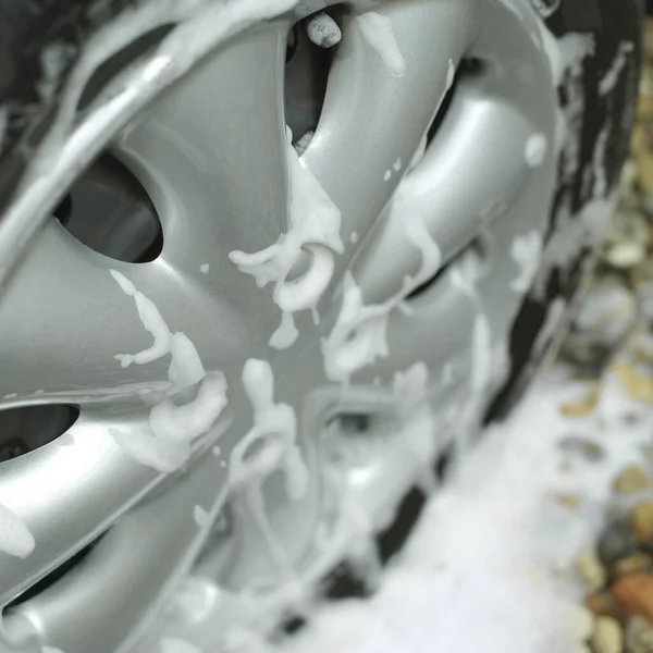 石鹸付きの車のホイール — ストック写真