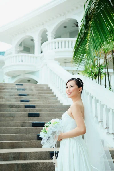 Sposa Con Mazzo Piedi Una Scala — Foto Stock