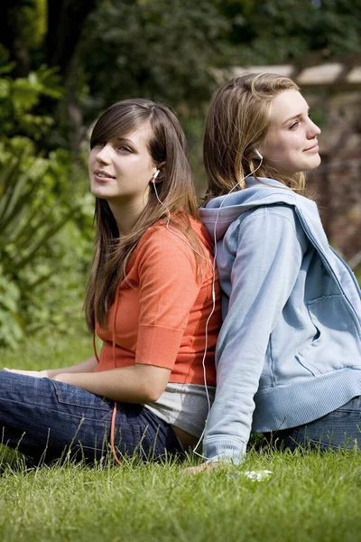 Chicas Escuchando Música Reproductor Mp3 Portátil —  Fotos de Stock