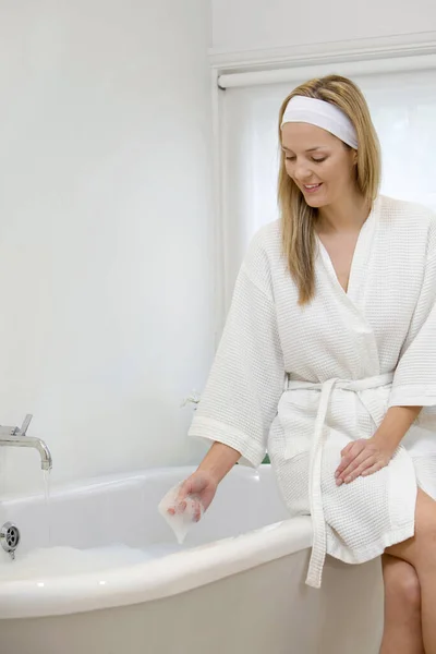 Mulher Brincando Com Sabão Suds — Fotografia de Stock