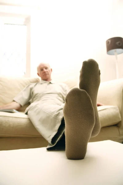 Yaşlı Adam Kanepede Dinleniyor — Stok fotoğraf