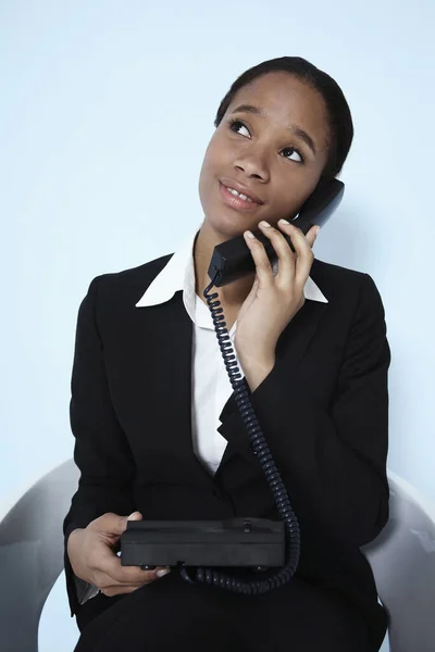 Üzletasszony Felnéz Miközben Telefonál — Stock Fotó