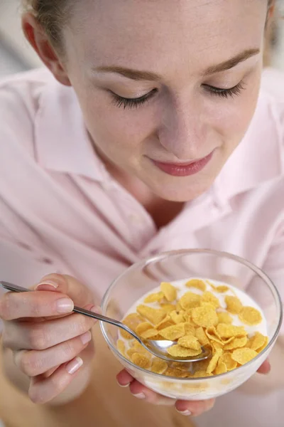 Mulher Com Uma Tigela Cereais Pequeno Almoço — Fotografia de Stock