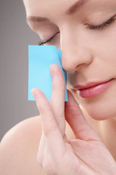 Woman Using Oil Blotting Paper Her Nose — Stock Photo, Image